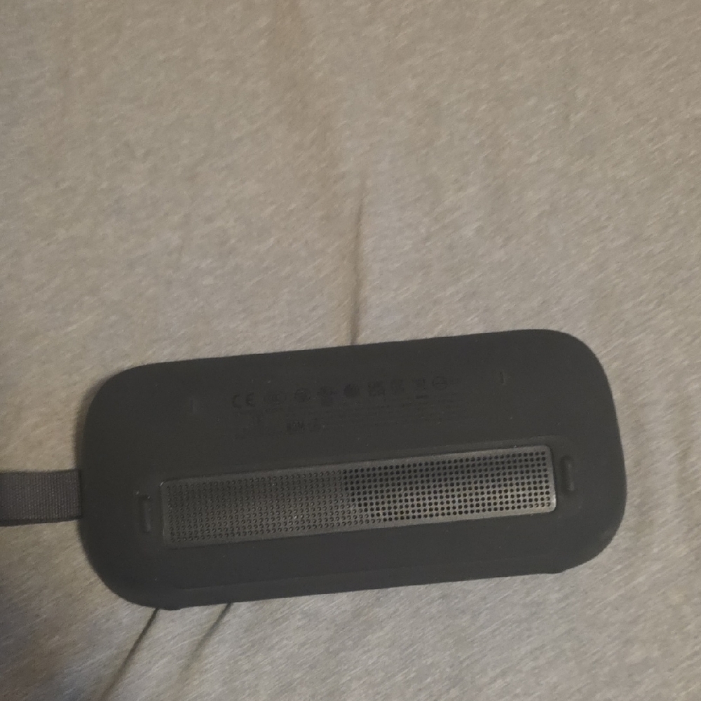 Bose Black Portable Bluetooth Speaker with Carry Loop - Picture 2 of 3